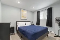 AC IN UNIT  Modern 2 bedroom remodel walking distance to downtown 워드 호 주변 호텔