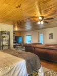 Cozy Cabin with an amazing deck and beautiful views of Lake Fort Smith!