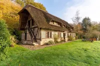 Dream 6-bedroom Villa with private tennis court, Sauna & Jacuzi. Hotels in 