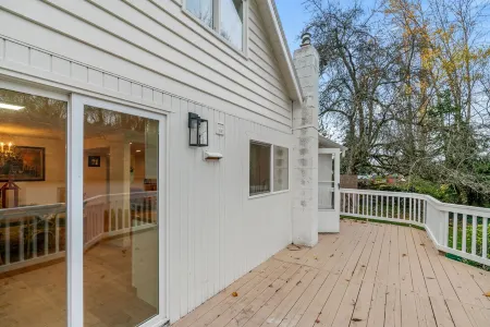 5Rm Seattle House w/Hot Tub , 12 Minutes to Stadiums