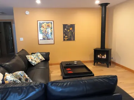 Cozy guest house with beach rights on quiet Highland Lake