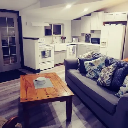 4 Bedroom/3 Bath Upper Level Remodeled Shop, in town, fully loaded for up to 12!