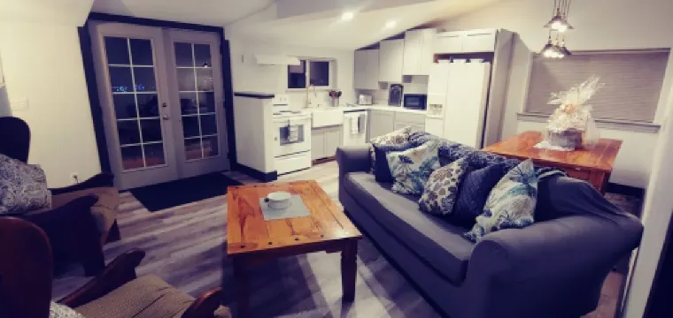 4 Bedroom/3 Bath Upper Level Remodeled Shop, in town, fully loaded for up to 12!