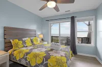 “Shore Thing” at our spacious Beachfront Oasis - EAST