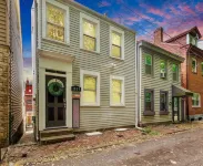 Cozy Southside Pitt home w/ Pool Table +Yard Hotel a 