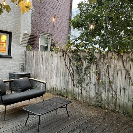 Row-home 3min drive to Central Market,Office,Patio w/ Fire Pit, Artistic Accents