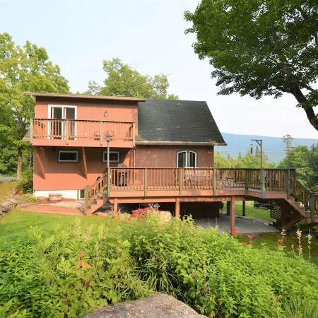 Edelweiss! A Luxurious 5 Bed Ski Chalet 5 Mins to Jay Peak, Vermont