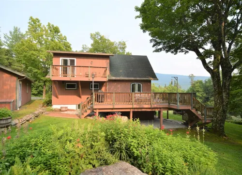 Edelweiss! A Luxurious 5 Bed Ski Chalet 5 Mins to Jay Peak, Vermont