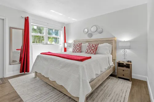 Modern Condo  Walk to Restaurants & Shops, Bike to Beach, Beach Chairs & Bikes