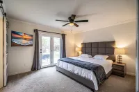 NEW! Gorgeous recently remodeled 4-bedroom spacious home with a Heated Pool . Hotel in zona Università del Texas a Dallas