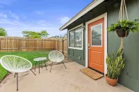 Bright, welcoming home minutes from Q2 + Domain Hoteles cerca de Microelectronics Research Center Department of Electrical and Computer Engineering