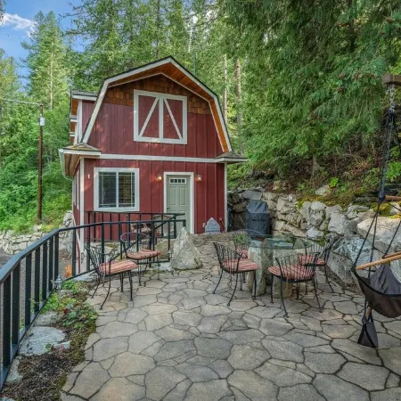 Beautiful Lake Cabin on Kelso Lake, Idaho! Close to Silverwood!