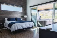 Manila Lot 7 · King bed, high end, new home, hot tub, steam room