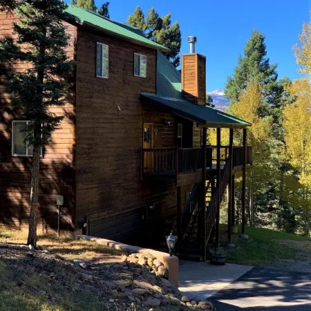 Three-Bedroom House w/ Large Deck & Stunning Mountain Views! Sleep up to 8