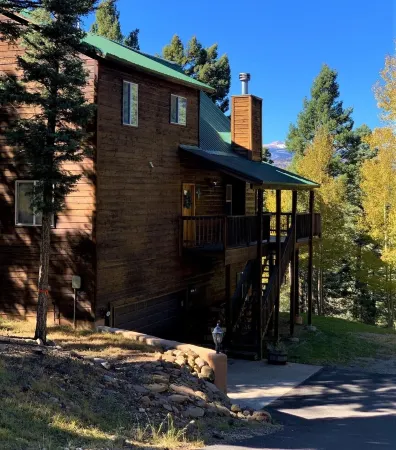 Three-Bedroom House w/ Large Deck & Stunning Mountain Views! Sleep up to 8