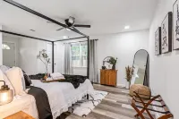 The Craftsman on Clay-4 Blocks to Silos-Backyard Retreat-Hot Tub and Cowboy Pool