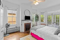 Beautiful Balcony one bedroom  steps to downtown River Walk !