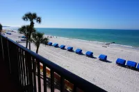 Fantastic Beachfront Condo, Perfect Location, Large 3 Bedroom, 2 Bath Sleeps 8