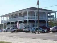 Great center-island location, walk everywhere!