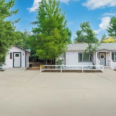 2-bedroom cottage just 7 minutes from Viejas Casino