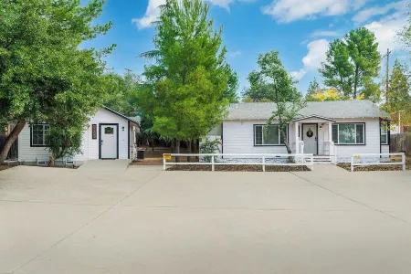 2-bedroom cottage just 7 minutes from Viejas Casino