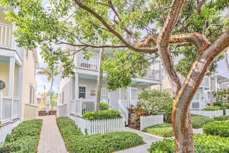 Waterfront Island Escape with Private Plunge Pool Отели в г. Duck Key