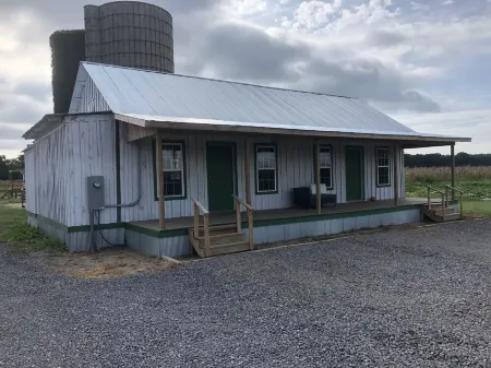 Shipping container farmhouse❤️1 pet free, 2nd considered for fee, 7min d’town Mem