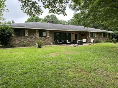 Lakefront retreat, perfect for Alabama or Mississippi State games.