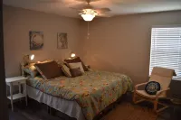 Come enjoy some laid-back beach vibes. Walk to the beach, shops, restaurants.