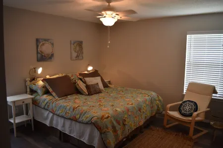 Come enjoy some laid-back beach vibes. Walk to the beach, shops, restaurants.