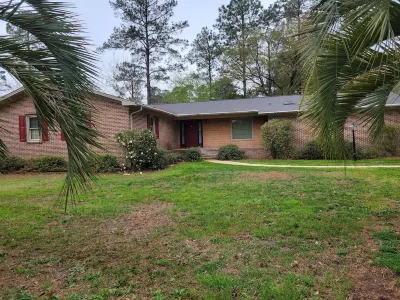 Borders Coastal Carolina University  25 min from  beach.  Quiet neighborhood. Hotels near Conway Riverwalk