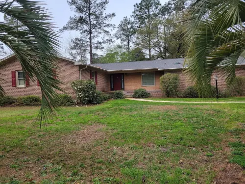 Borders Coastal Carolina University  25 min from  beach.  Quiet neighborhood.