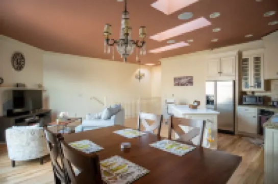 NEW* Sammy's Place! Clean, Comfy, Stylish & Peaceful - Entire East End Townhouse