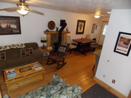 The Copper House newly constructed in the heart of West Yellowstone, MT Отели рядом с достопримечательностью «Chamber of Commerce of West Yellowstone»