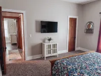 Lucky 7s Bungalow with hot tub Hotels in Pontiac