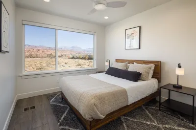 Magnificent 4 bedroom New home with views minutes from Arches