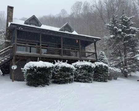 Cozy Cabin-WiFi, Game Room, Mountain Views, Hot Tub Fully Stocked, Pet Friendly! Hotels in Watauga