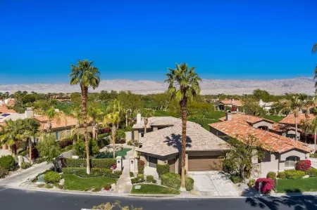 Beautiful home away from home, nestled in the center of fabulous Indian Ridge CC Отели рядом с достопримечательностью «Палм-Дезерт Палмс»