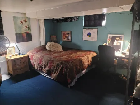 Artistic, clean Lg Basement Studio W/ 24hr Hottub & Lg private yard. City Oasis.