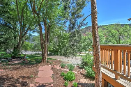 Bright Studio w/ Full Kitchen, Lg. Deck & Views, 2 Mi. to Downtown,10 Mi. to Ski