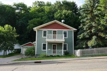 Blocks to Downtown. Charming 3 Bed, Entire House