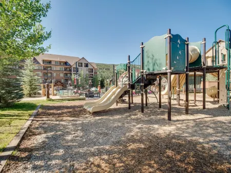 Slope Views, Cozy 2 King Beds, Pinball, Short 5 minute Walk to Everything!