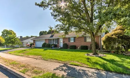 Relaxing 5-Bedroom Getaway with Saltwater Pool & Game Room Close to Hershey Отели в г. Пальмира