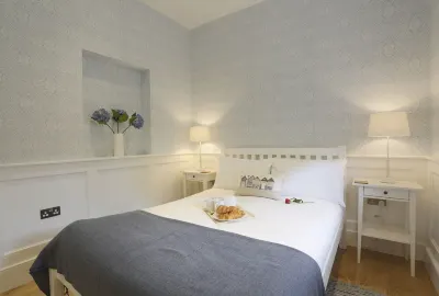 The Blyth - luxury hotel style, central apartment with fantastic sea views のホテル