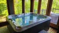 Taurina Cabin-Nestled in nature and tranquility.New updated indoor hot tub.