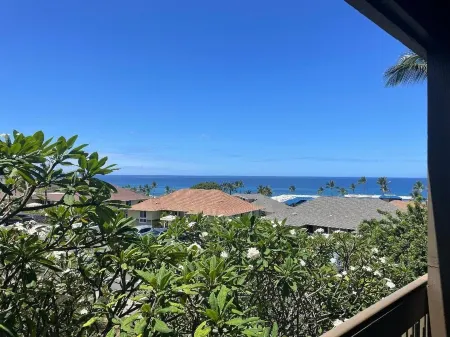 Cozy Kona condo walking distance to the beach, shops and restaurants. Отели рядом с достопримечательностью «Маниниауоли Бич»