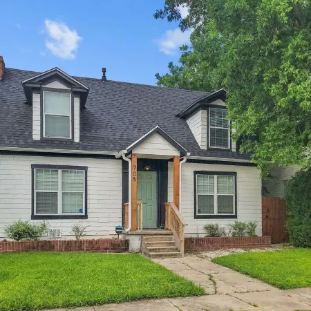 Simply Get-A-Waco - HOT TUB, Sleeps 10+, 5-minute walk to Silos & Downtown Waco!