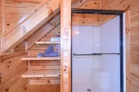 Overbrook Lodge, 5 bedrooms, 4.5 baths, Sleeps 16 and Two miles to Rock House