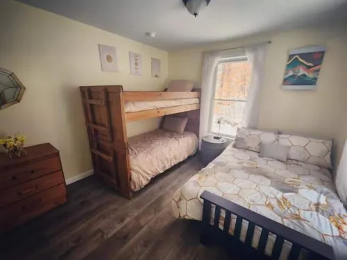 Mountainside chalet with a sauna and beautiful views near Lake Winnipesaukee NH!