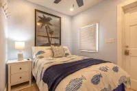 The Dancing Rooster: 2 Blocks from Duval in Old Town.